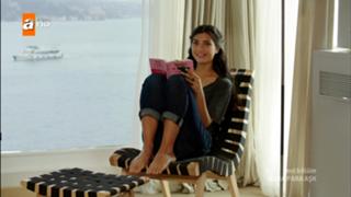 Tuba Büyüküstün feet photo thumbnail
