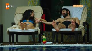 Tuba Büyüküstün feet photo thumbnail