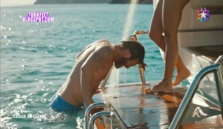 Tuba Büyüküstün feet photo thumbnail