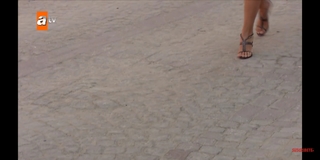 Tuba Büyüküstün feet photo thumbnail