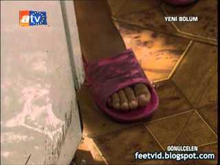 Tuba Büyüküstün feet photo thumbnail