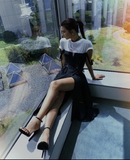 Tuba Büyüküstün feet photo thumbnail
