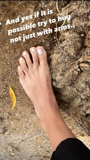 Tuba Büyüküstün feet photo thumbnail