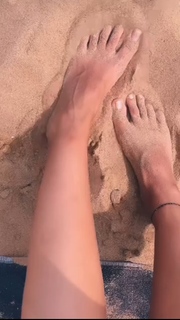 Tuba Büyüküstün feet photo thumbnail