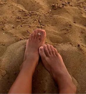 Tuba Büyüküstün feet photo thumbnail