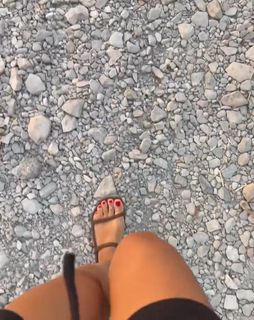 Tuba Büyüküstün feet photo thumbnail