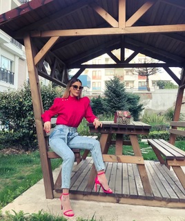 Tugce Ozbudak feet photo thumbnail