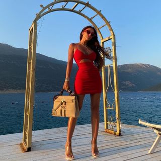 Tugce Ozbudak feet photo thumbnail