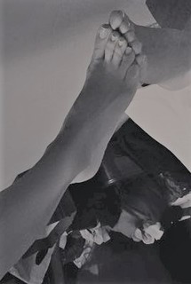 Tuvana Türkay feet photo thumbnail