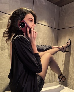 Tuvana Türkay feet photo thumbnail