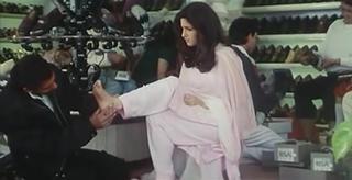 Twinkle Khanna feet photo thumbnail