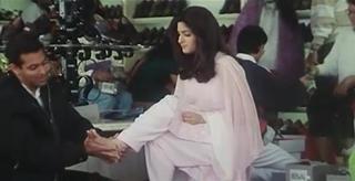 Twinkle Khanna feet photo thumbnail