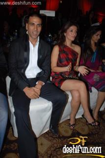 Twinkle Khanna feet photo thumbnail