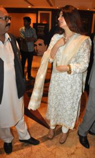 Twinkle Khanna feet photo thumbnail