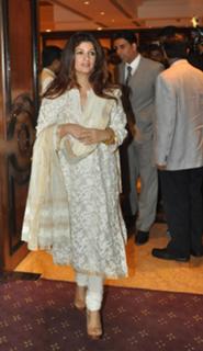 Twinkle Khanna feet photo thumbnail