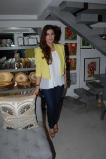 Twinkle Khanna feet photo thumbnail