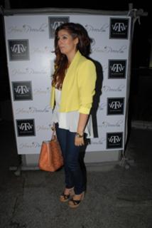 Twinkle Khanna feet photo thumbnail