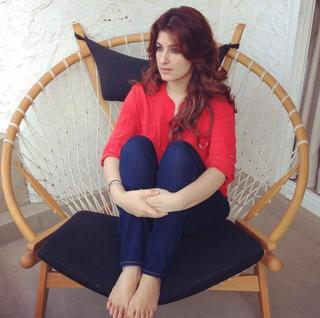 Twinkle Khanna feet photo thumbnail