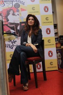 Twinkle Khanna feet photo thumbnail