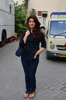 Twinkle Khanna feet photo thumbnail
