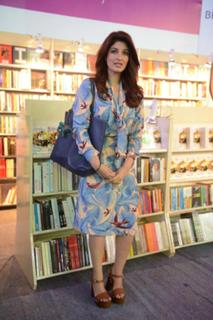Twinkle Khanna feet photo thumbnail