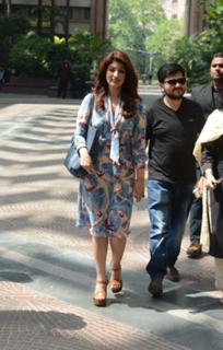 Twinkle Khanna feet photo thumbnail