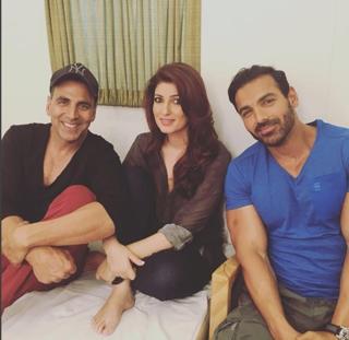 Twinkle Khanna feet photo thumbnail