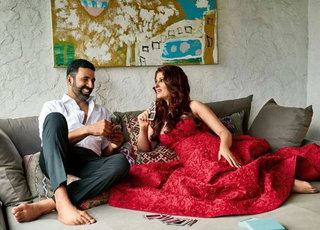 Twinkle Khanna feet photo thumbnail