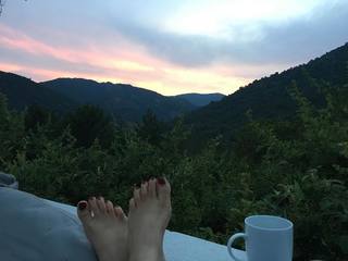 Twinkle Khanna feet photo thumbnail