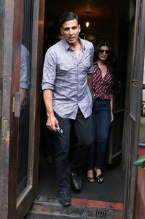 Twinkle Khanna feet photo thumbnail