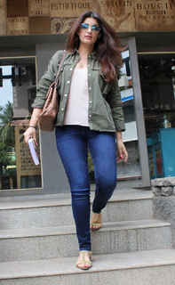 Twinkle Khanna feet photo thumbnail