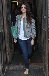 Twinkle Khanna feet photo thumbnail