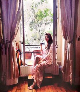 Twinkle Khanna feet photo thumbnail