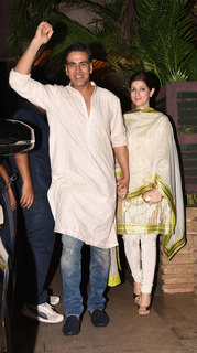 Twinkle Khanna feet photo thumbnail