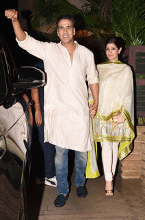 Twinkle Khanna feet photo thumbnail