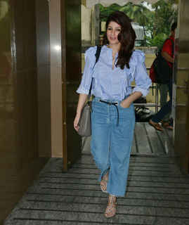 Twinkle Khanna feet photo thumbnail