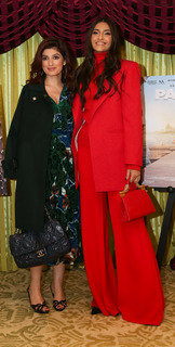 Twinkle Khanna feet photo thumbnail