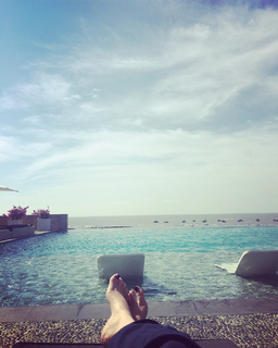 Twinkle Khanna feet photo thumbnail