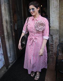 Twinkle Khanna feet photo thumbnail