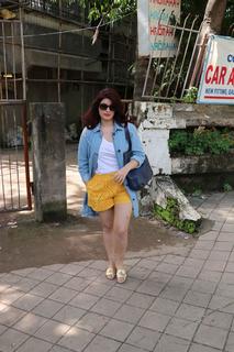 Twinkle Khanna feet photo thumbnail