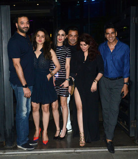 Twinkle Khanna feet photo thumbnail