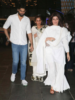 Twinkle Khanna feet photo thumbnail