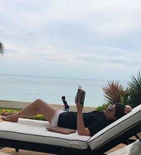 Twinkle Khanna feet photo thumbnail