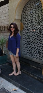 Twinkle Khanna feet photo thumbnail