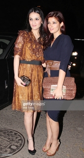 Twinkle Khanna feet photo thumbnail