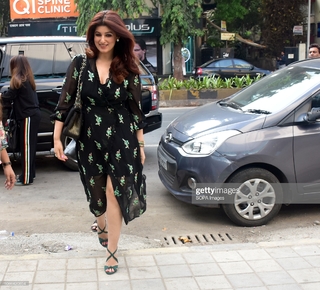Twinkle Khanna feet photo thumbnail
