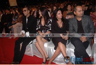 Twinkle Khanna feet photo thumbnail