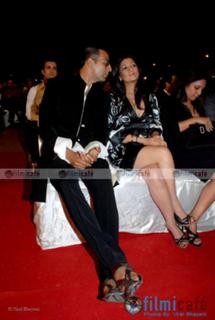 Twinkle Khanna feet photo thumbnail