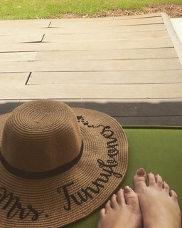 Twinkle Khanna feet photo thumbnail