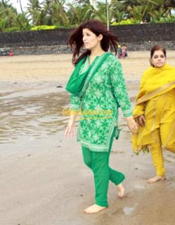 Twinkle Khanna feet photo thumbnail